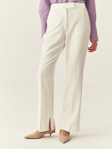 TATUUM Loose fit Pleated Pants 'Markiza' in White: front