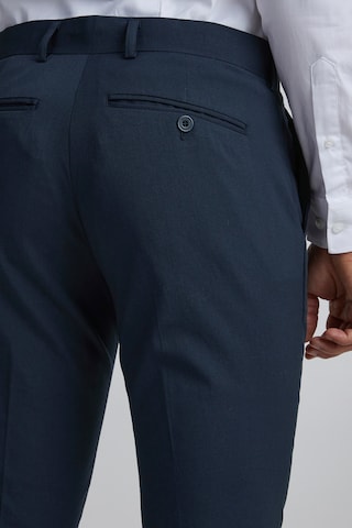 Coupe slim Pantalon chino 'Pihl' Casual Friday en bleu