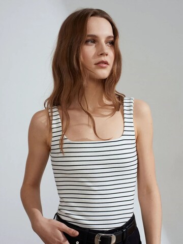 Dilvin Top in White: front