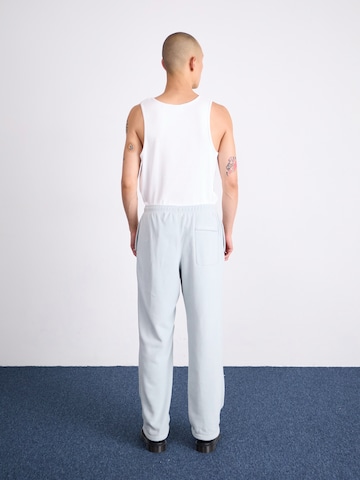 Nike Sportswear Loosefit Nadrág 'Club SSNL' - szürke
