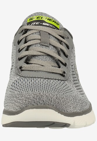 SKECHERS Sneaker in Grau