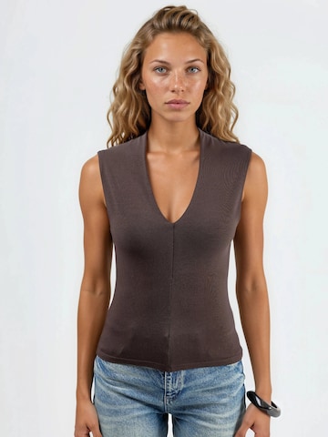 Top di Busem in marrone: frontale