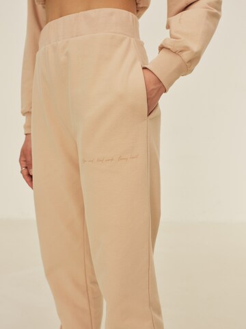 regular Pantaloni 'Nora' di ABOUT YOU x Sofia Tsakiridou in beige