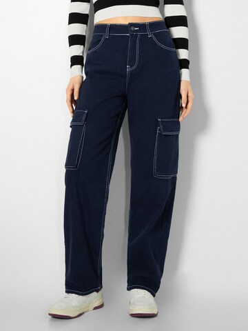 Bershka Wide leg Cargo Jeans in Blue: front