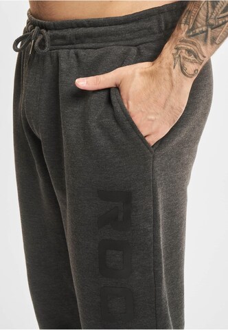 ROCAWEAR Tapered Trousers in Grey