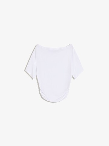 Tricou de la Bershka pe alb