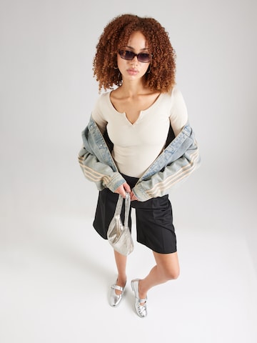 Tricou 'Cecile' de la STUDIO SELECT pe bej