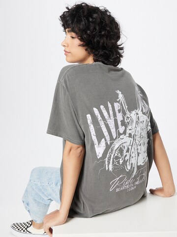 Nasty Gal Plus Shirt 'Live Fast' in Grey