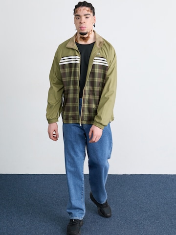 ADIDAS ORIGINALS Välikausitakki värissä vihreä
