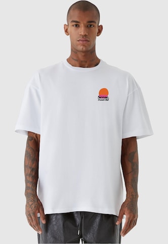 9N1M SENSE Shirt 'SENSE TRAVEL CLUB' in Wit: voorkant