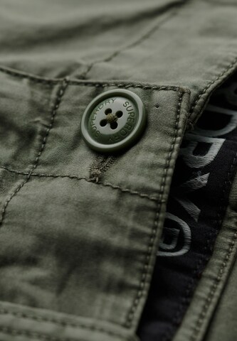 Superdry Regular Cargohose in Grün