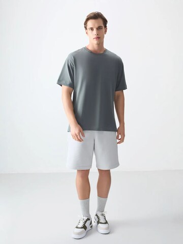 Tommy Life T-Shirts in Grau: Vorderseite