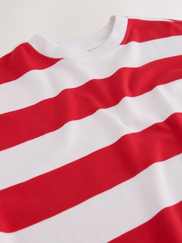 Tricou de la Next pe roșu