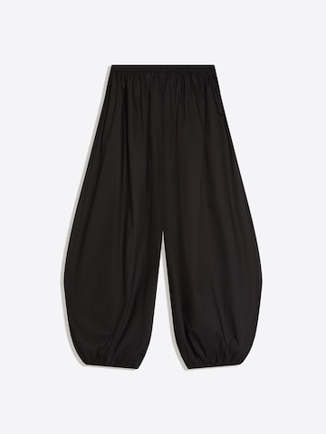 Bershka Tapered Housut värissä musta