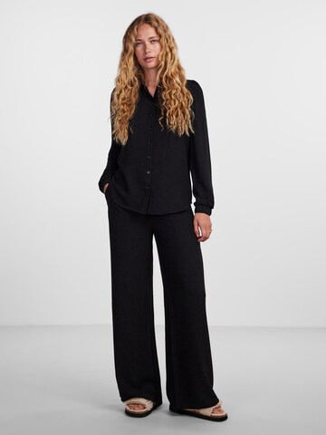 PIECES - Pierna ancha Pantalón 'FLORE' en negro
