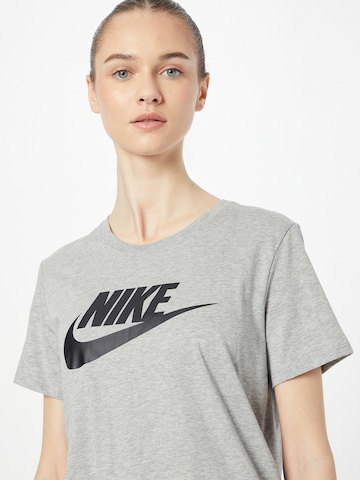 Nike Sportswear Skinny Fit Функционална тениска 'Essential' в сиво