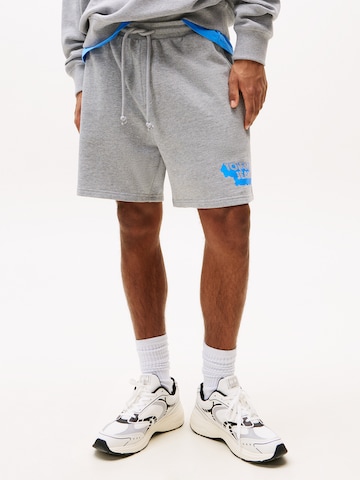 Tommy Jeans Loose fit Trousers in Grey: front