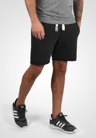 !Solid Regular Sweatshorts in Schwarz