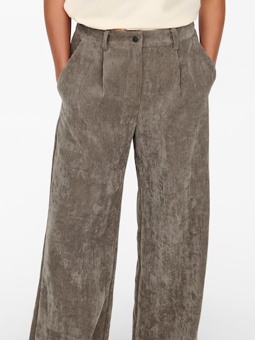 JDY Regular Pleat-Front Pants in Brown