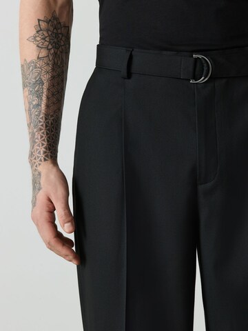 Loosefit Pantaloni con piega frontale di Next in nero
