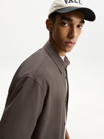 Bershka Comfort Fit Skjorte i brun
