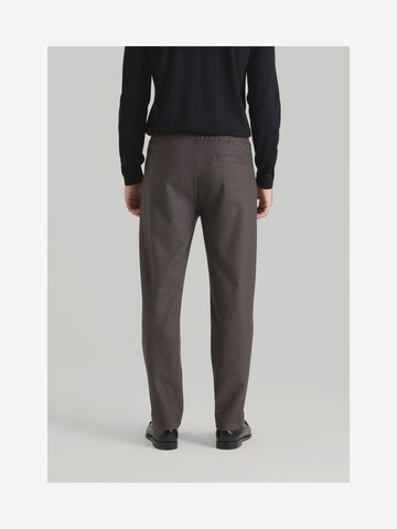 Regular Pantalon à pince MAERZ Muenchen en marron : derrière