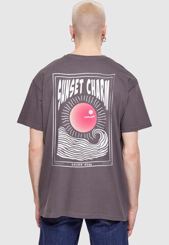 Merchcode - Camiseta 'Sunset Charm' en gris: frente