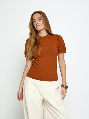 Maglietta 'Johanna' di Peppercorn in marrone: frontale