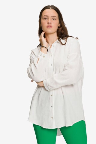 Studio Untold Blouse in White: front