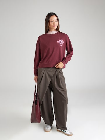 PIECES - Sudadera 'PCCHILLI SUMMER' en rojo