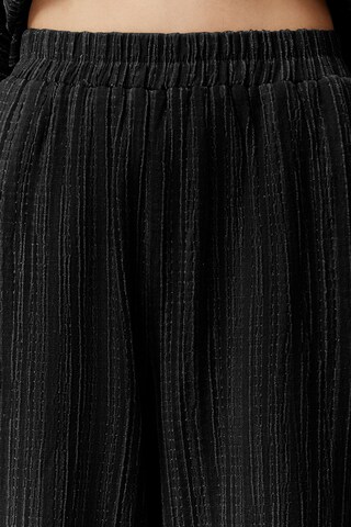 Largi Pantaloni de la Trendyol pe negru