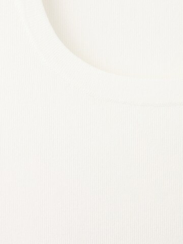 Top brodat 'MARX' de la MANGO pe bej