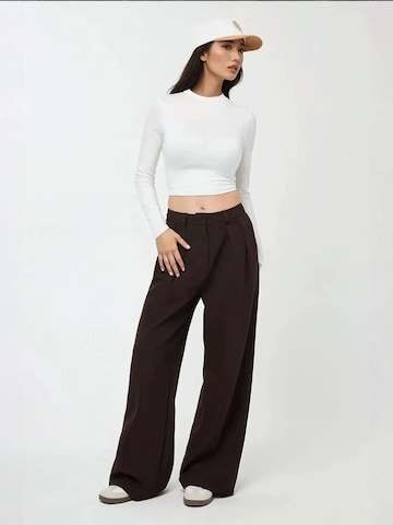 Wide leg Pantaloni 'Anzughose' di Hiccup in marrone