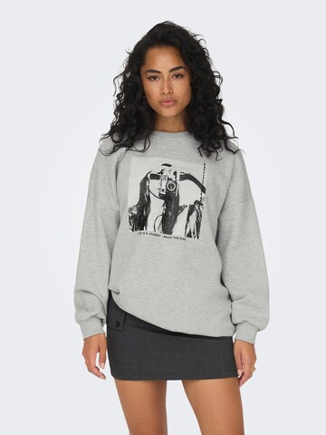 Sweat-shirt 'Kate' ONLY en gris : devant