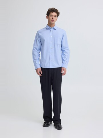 Casual Friday - Comfort Fit Camisa ' CFJaevon Seersucker ' em azul