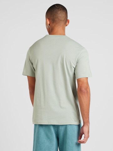 Coupe regular T-Shirt 'ICON FUTURA' Nike Sportswear en vert