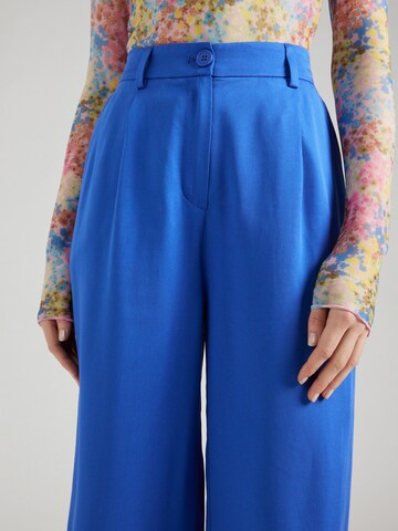 Monki Zvonové kalhoty Kalhoty se sklady v pase – modrá