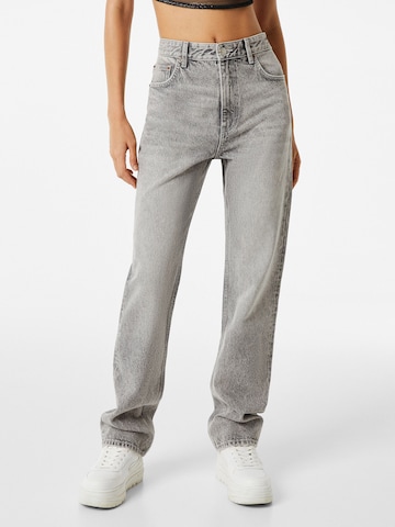 Bershka Regular Jeans in Grey: front