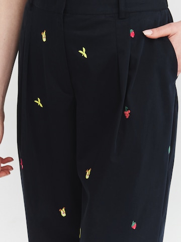 TATUUM - Pierna ancha Pantalón plisado 'Zoki' en azul