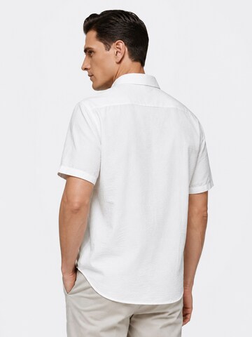 ALLTHEMEN Comfort fit Button Up Shirt 'Leichtmut' in White