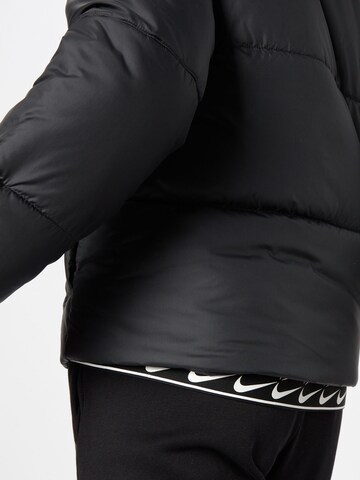 Nike Sportswear - Chaqueta de entretiempo en negro