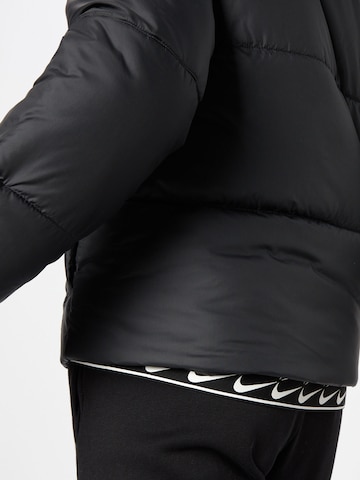 juoda Nike Sportswear Demisezoninė striukė
