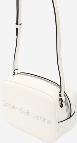 Calvin Klein Jeans Torba na ramię w kolorze biały