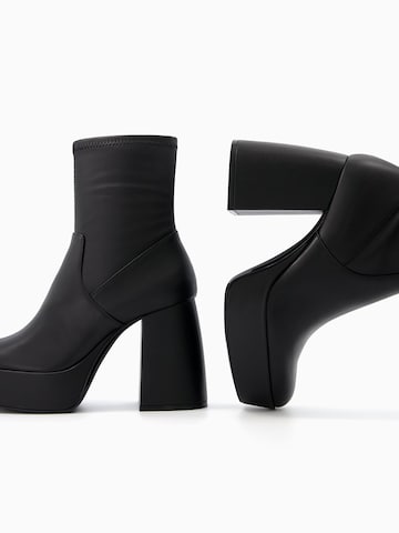 Bershka Stiefelette in Schwarz