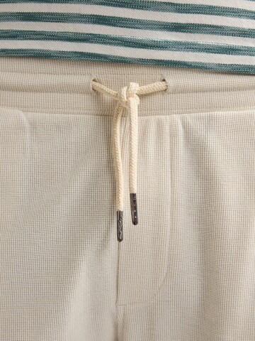 Petrol Industries Regular Chinohousut värissä valkoinen