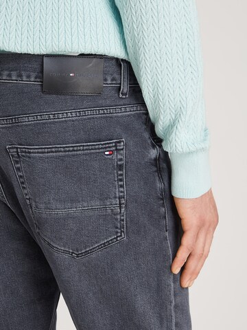 TOMMY HILFIGER - regular Vaquero 'MERCER' en gris