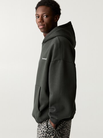 Pull&Bear Sweatshirt 'OUT OF THE OFFICE' i grön