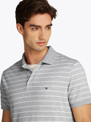 Maglietta di TOMMY HILFIGER in grigio