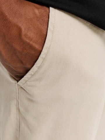 Coupe slim Pantalon chino 'JPSTMarco JJDave' Jack & Jones Plus en beige