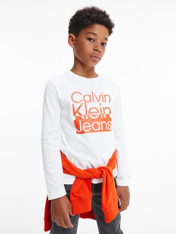 Tricou de la Calvin Klein Jeans pe alb: față